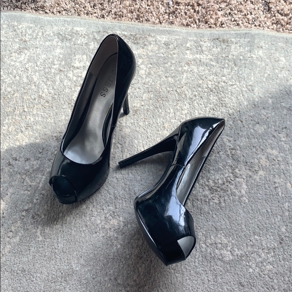 Black pumps